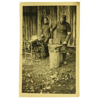 Soldats de la Wehrmacht sont engagés dans blacksmithing. Espenlaub militaria